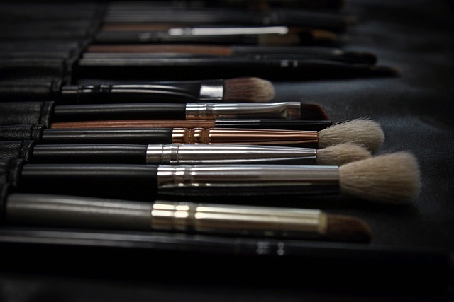 Discover the 4 major signs indicating it's time to replace your makeup brushes. Keep your beauty routine flawless with fresh, high-quality brushes.