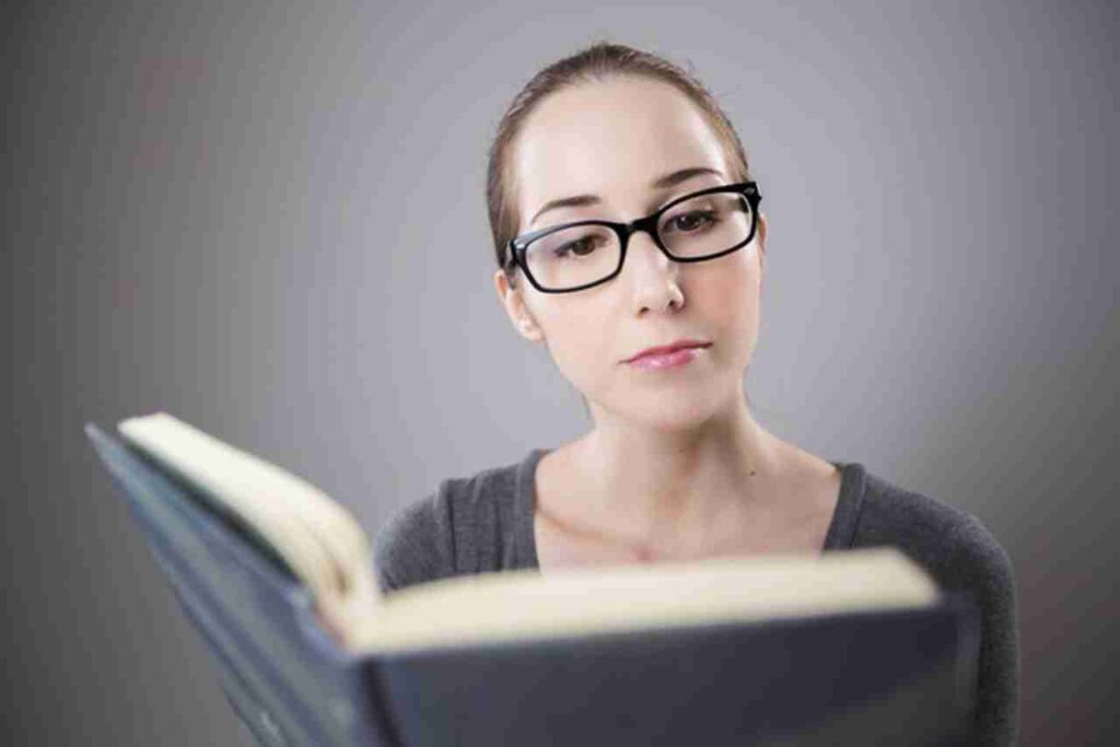 "Illustration of study tools for improved memory: books, notes, clock, brain icon, and light bulb."