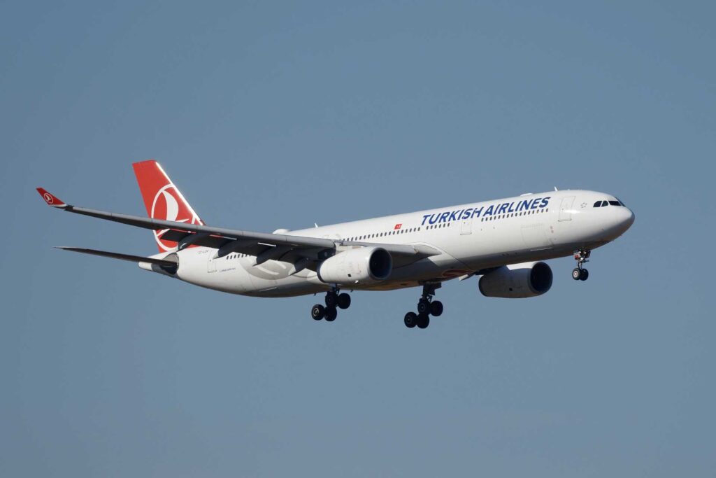 Unveiling the World's Top Airlines: Exquisite Service, Safety, and Comfort.