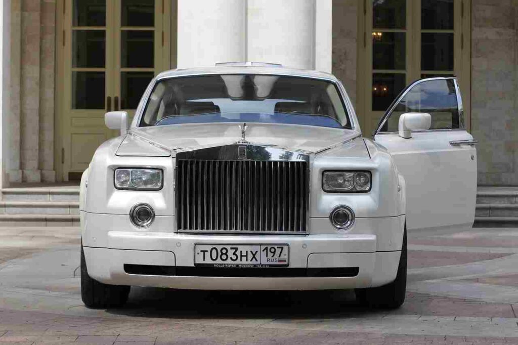 "Image of a luxurious Rolls-Royce car, representing elegance and opulence."