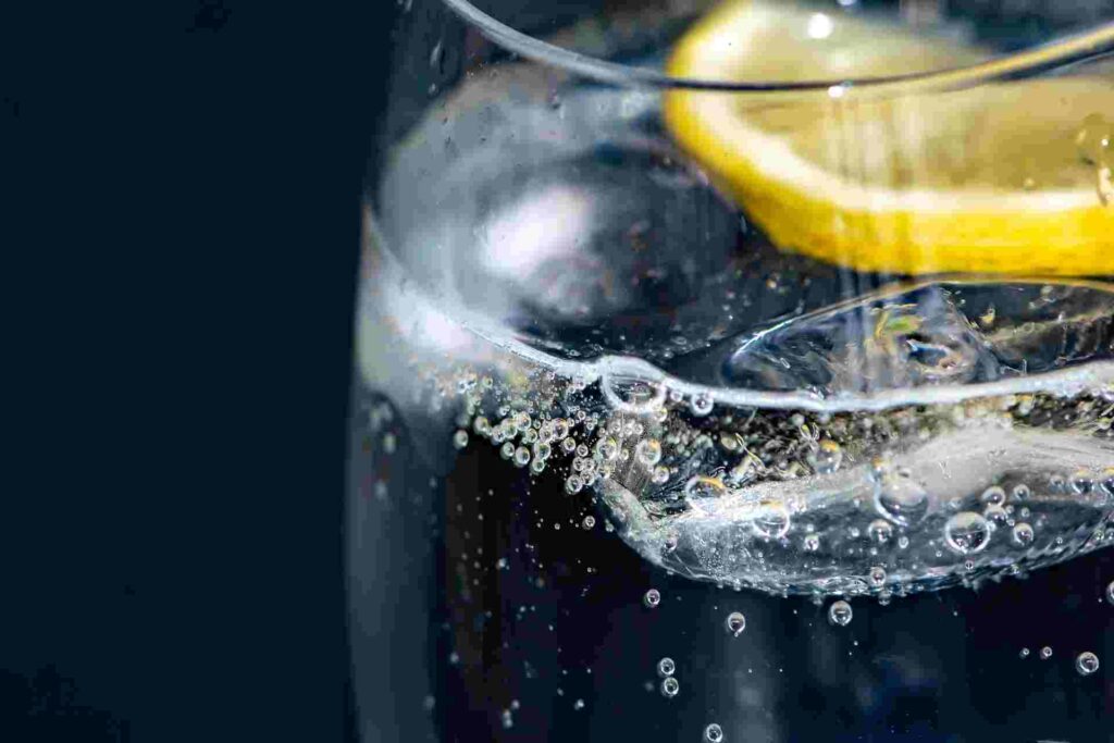 A glass of refreshing lemon water, a natural drink with incredible benefits.