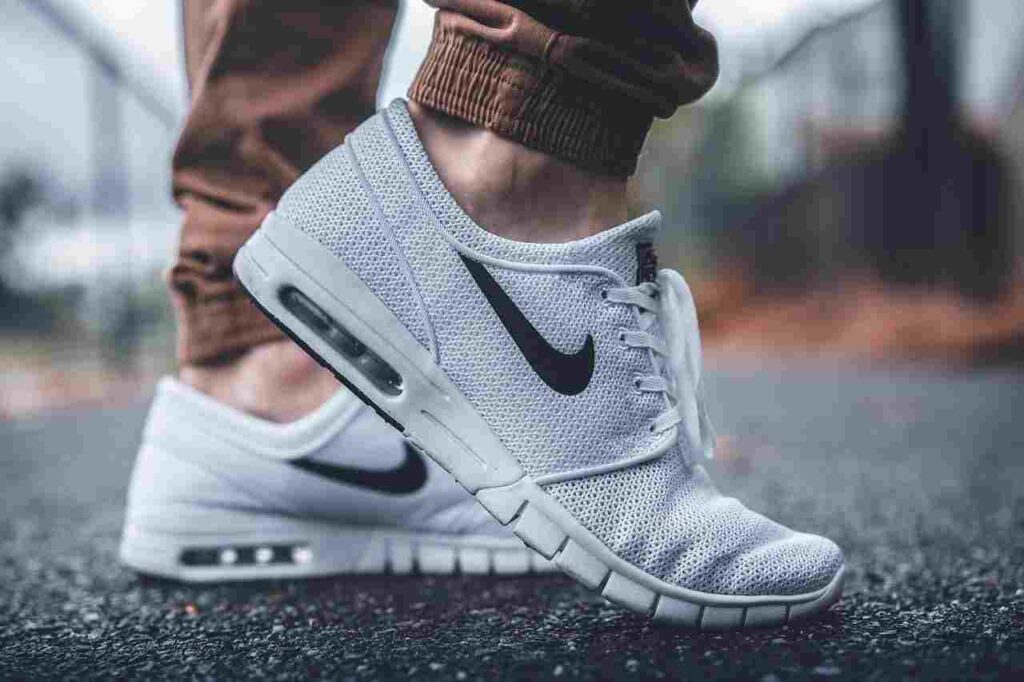 Nike logo on sportswear: Swoosh symbolizing innovation and empowerment.