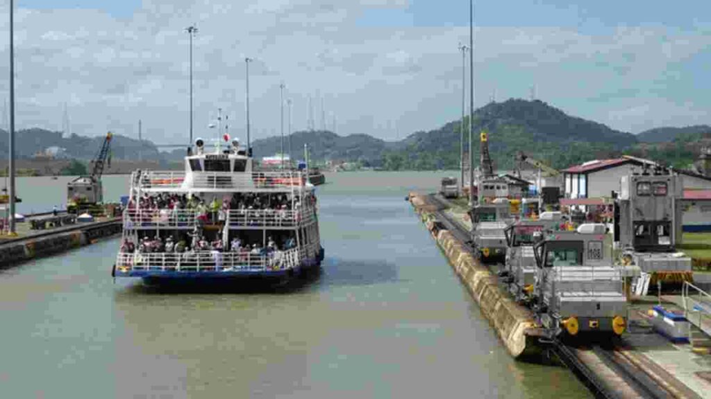 "Panama Canal: Navigating Ships - Facts & Operation"