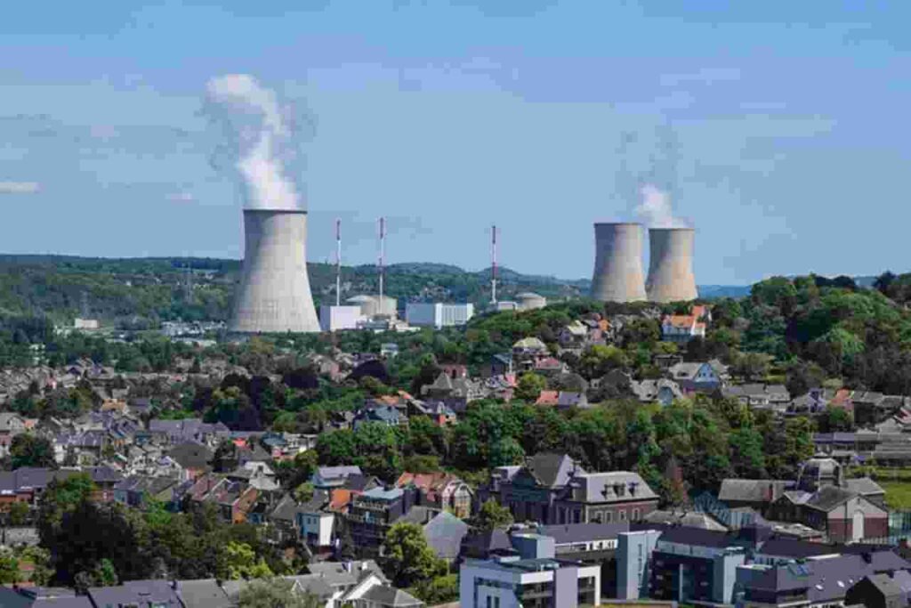 "Illustration of a futuristic nuclear reactors with molten salt."
