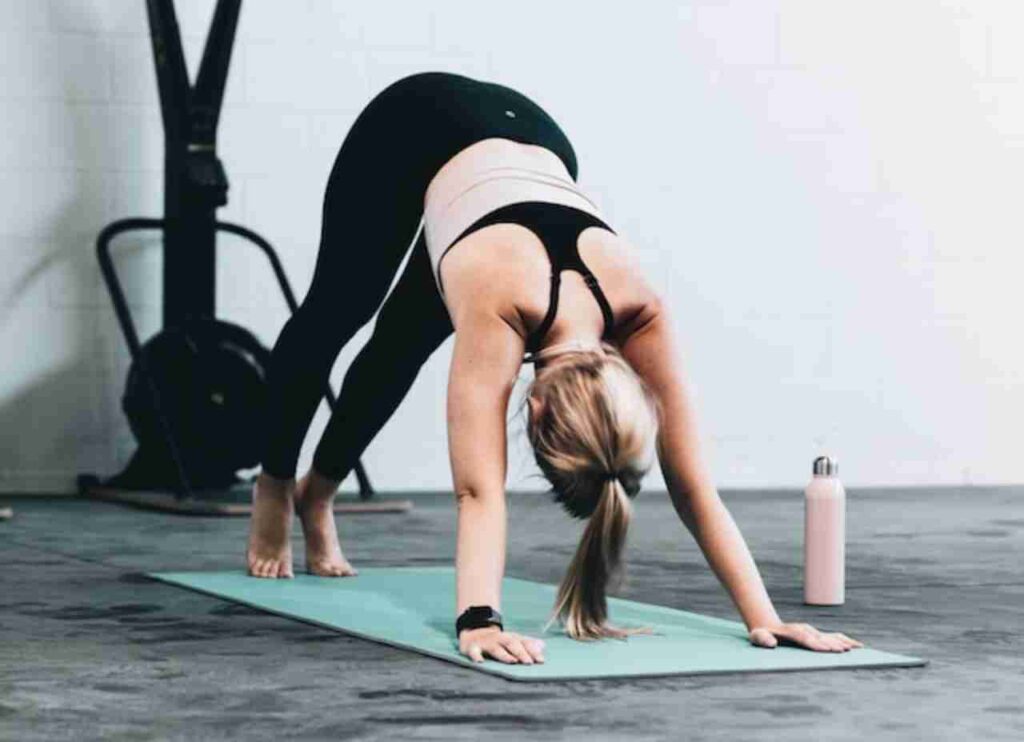 Workout before bed: "Illustration of a person doing a quick bedtime workout."