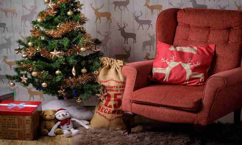 Explore creative Christmas home decoration ideas for a festive atmosphere. From classic trees to DIY crafts, discover tips for a memorable holiday decor.