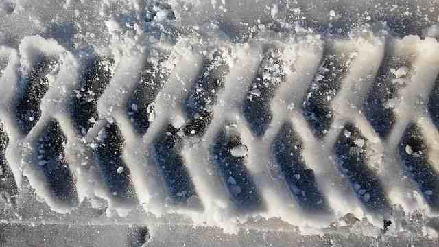 Snow tire tread with three-peak mountain snowflake symbol.