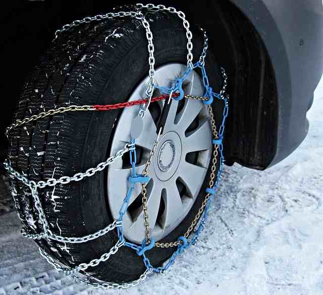 Snow tire tread with three-peak mountain snowflake symbol.