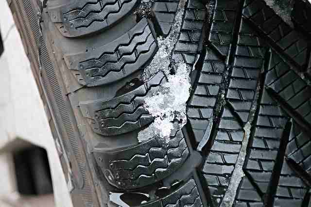 Snow tire tread with three-peak mountain snowflake symbol.