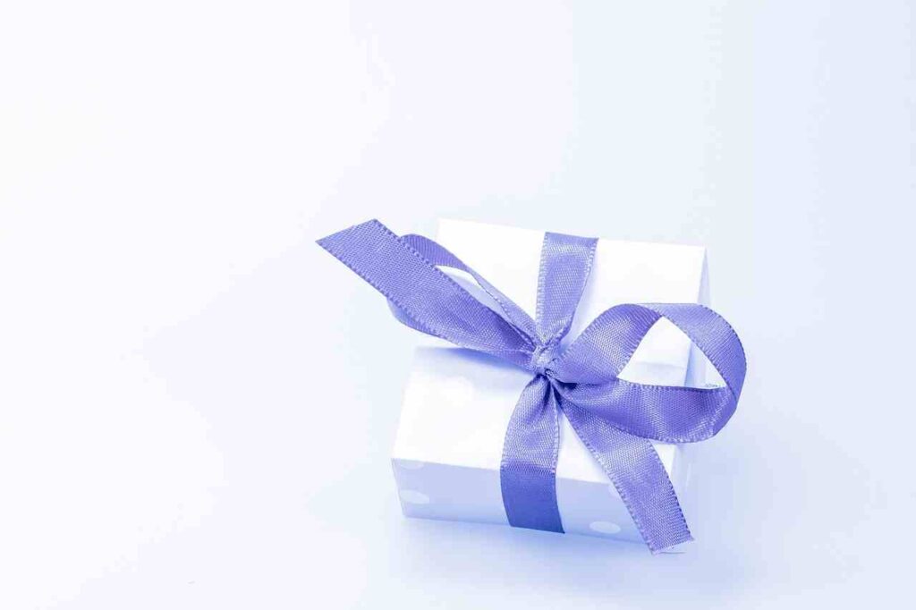 Present wrapping tutorial - step-by-step guide to create beautifully wrapped gifts for any occasion.