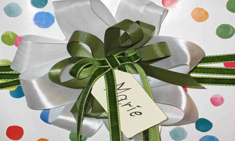 Present wrapping tutorial - step-by-step guide to create beautifully wrapped gifts for any occasion.