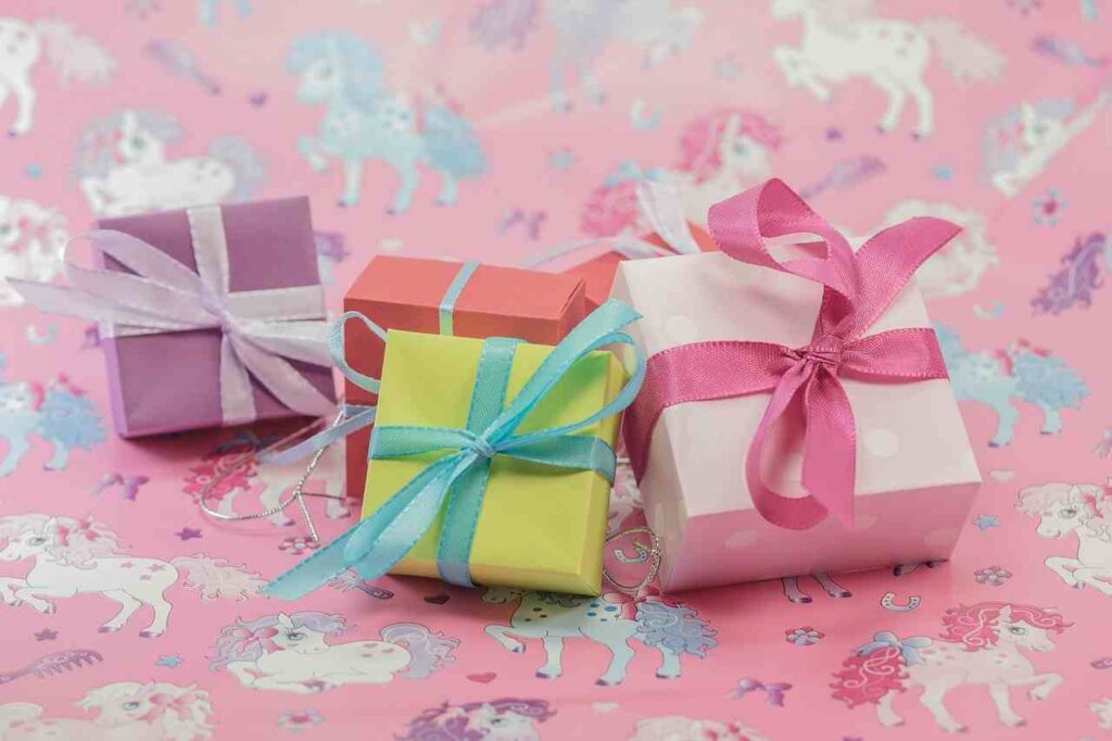 Present wrapping tutorial - step-by-step guide to create beautifully wrapped gifts for any occasion.