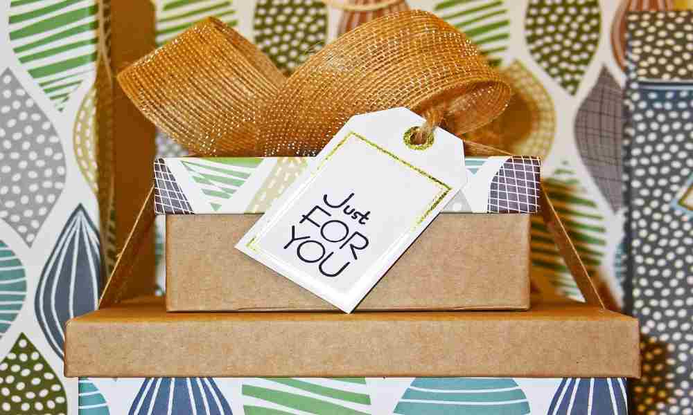Present wrapping tutorial - step-by-step guide to create beautifully wrapped gifts for any occasion.